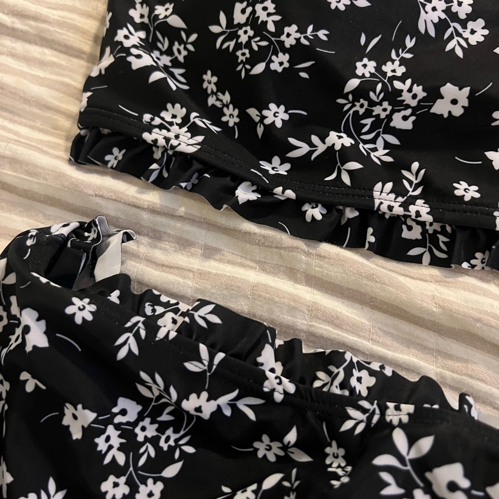 2 piece baiting suit with ruffles